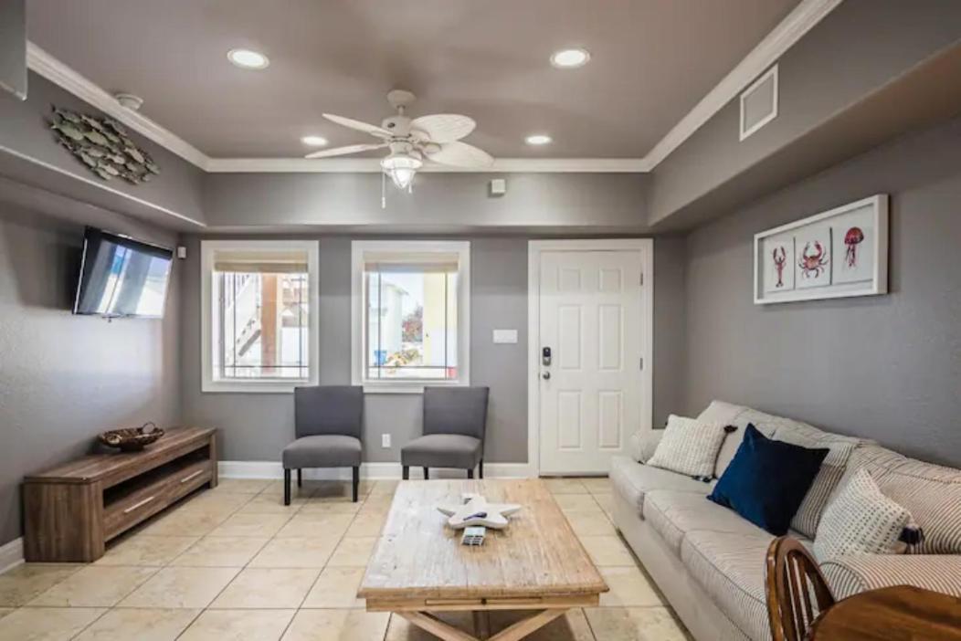 7 Bedroom Home Steps To The Beach With 4 Patios And Pool! Sleeps 20 Порт Арансас Екстериор снимка