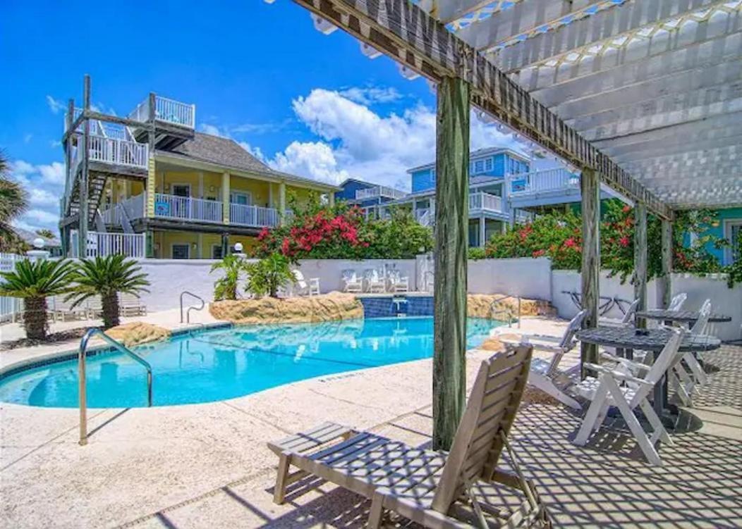 7 Bedroom Home Steps To The Beach With 4 Patios And Pool! Sleeps 20 Порт Арансас Екстериор снимка
